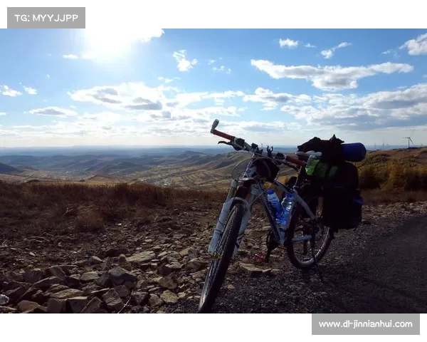 骑行爱好者自发清理草原天路垃圾 单日回收废弃水瓶超2000个